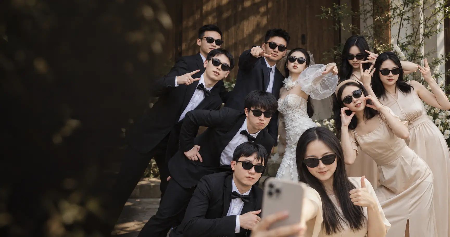 Pengantin dan rombongan berpose bersama di hari pernikahan